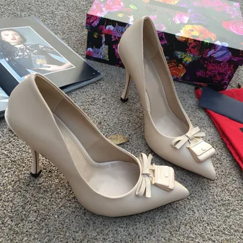2020 Yüksek Kaliteli Zarif Hakiki Deri Patent Deri Sivri Burun Moda Marka Yüksek Topuklu Kadın Ayakkabı Sığ Düğün Ayakkabı