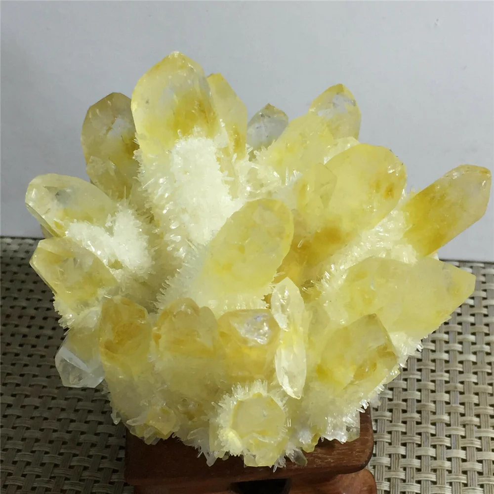 Yeni keşfedilen sarı phantom kuvars kristali küme cevher örnekleri tedavi